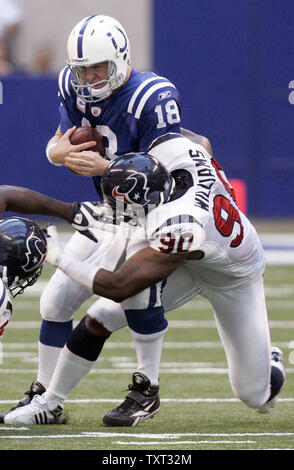 Indianapolis Colts Quarterback Peyton Manning (18) ist durch die Houston Texans defensive Ende Mario Williams (90) im vierten Quartal von Lucas Oil Field in Indianapolis entlassen am 8. November 2009. Die Colts besiegten die Texaner 20-17 unbesiegt zu bleiben. UPI/Mark Cowan Stockfoto