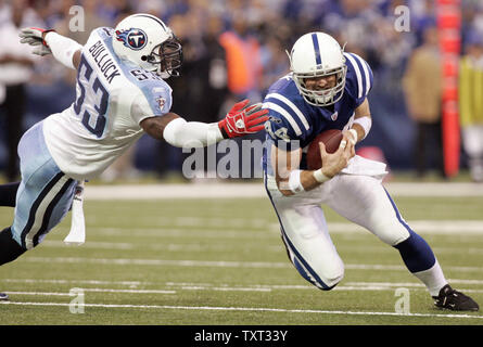 Indianapolis Colts Festes Ende Dallas Clark (44) bricht mit der Tennessee Titans linebacker Keith Bulluck (53) Im zweiten Quartal Lucas Oil Field in Indianapolis am 6. Dezember 2009. UPI/Mark Cowan Stockfoto