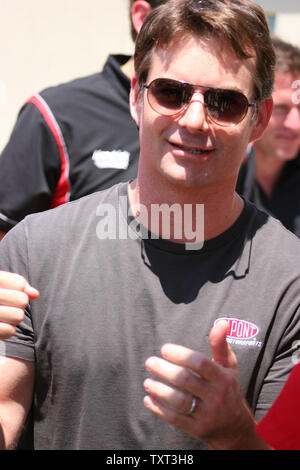 4 Ziegelei 400 Sieger Jeff Gordon gibt den Daumen nach oben, wie er sich vorbereitet für den 17 Betrieb der Ziegelei 400 am 23. Juli 2010 auf dem Indianapolis Motor Speedway in Indianapolis, Indiana, zu üben. (UPI/Todd Einsätze) Stockfoto