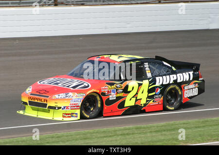 4 Ziegelei 400 Sieger Jeff Gordon Geschwindigkeit durch Drehen 3 während der Praxis für den 17 Betrieb der Ziegelei 400 am 23. Juli 2010 auf dem Indianapolis Motor Speedway in Indianapolis, Indiana. (UPI/Carl Zaderej) Stockfoto