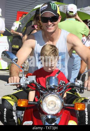 Colin Edwards Fahrten durch die Gruben mit seinem Sohn Hayes vor dem Qualifying der Moto GP auf dem Indianapolis Motor Speedway am 28. August 2010 in Indianapolis, In. UPI/Ed Locke Stockfoto