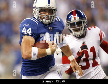 Indianapolis Colts fest - Ende Dallas Clark (44) bricht Vergangenheit New York Giants cornerback Aaron Ross (31) Im zweiten Quartal für einen 50 Yard Touchdown an Lucas Oil Field in Indianapolis am 19. September 2010. UPI/Mark Cowan Stockfoto