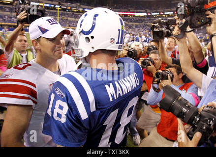 New York Giants Quarterback Eli Manning (10) begrüßt seinen Bruder und Indianapolis Colts Quarterback Peyton Manning (18) am Mittelfeld nach der Colts die Riesen besiegte 38-14 am Lucas Oil Field in Indianapolis am 19. September 2010. UPI/Mark Cowan Stockfoto