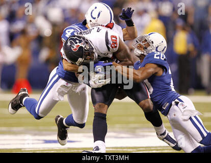 Houston Texans breiter Empfänger Andre Johnson (80) macht eine 11 Yard catch als Indianapolis Colts Verteidiger Aaron Francisco (43) und Justin Tryon (20), die im ersten Quartal Gerät an Lucas Oil Field in Indianapolis am 1. November 2010. UPI/Mark Cowan Stockfoto