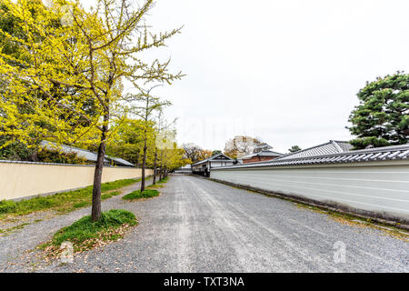Kyoto, Japan city street Weitwinkelaufnahme während des Tages an der Wand außen Weg zum Eingang des Imperial Palace mit niemand im Garten Stockfoto