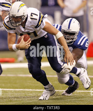 Indianapolis Colts defensiver Eric Foster (68) Säcke San Diego Aufladeeinheiten Quarterback Phillip Flüsse (17) im dritten Quartal bei Lucas Oil Field in Indianapolis am 28. November 2010. UPI/Mark Cowan Stockfoto