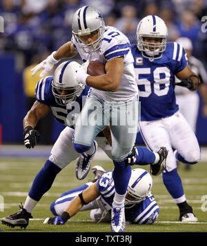 Dallas Cowboys wide receiver Meilen Austin (19) bricht mit der Indianapolis Colts Verteidiger Tyjuan Hagler (56) Aaron Francisco (43) und Gary Brackett (58) für einen 22-Yard-Gewinn im ersten Quartal bei Lucas Oil Field in Indianapolis am 5. Dezember 2010. UPI/Mark Cowan Stockfoto