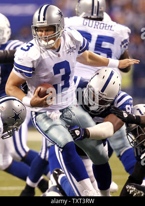 Indianapolis Colts DEFENSIVE END Dwight Freeney (93) Säcke Dallas Cowboys Quarterback Jon Kitna (3) Im Laufe des vierten Quartals für eine 7-Yard-Verlust in die Cowboys 38-35 Überstunden an Lucas Oil Field in Indianapolis am 5. Dezember 2010 zu gewinnen. UPI/Mark Cowan Stockfoto