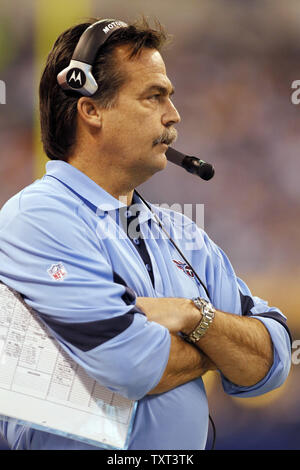 Tennessee Titans Head Coach Jeff Fisher Uhren seiner Handlung im ersten Quartal ihr Spiel gegen die Indianapolis Colts im Lucas Oil Field in Indianapolis am 2. Januar 2011. UPI/Mark Cowan Stockfoto
