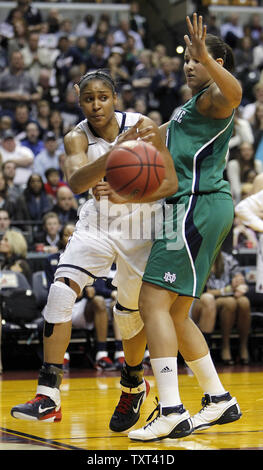 Connecticut Schlittenhunde, Maya Moore, Links, Pässe rund um Notre Dame Fighting Irish, Natalie Achonwa, rechts, in Ihrer 72-63 Verlust der Irischen während ihrer letzten Vier Halbfinale Spiel NCAA Frauen bei Conseco Fieldhouse in Indianapolis am 3. April 2011. UPI/Mark Cowan Stockfoto