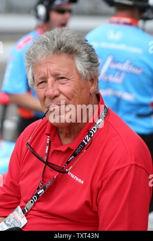 1969 Indianapolis 500-Sieger Mario Andretti visits die Gruben am 19. Mai 2011 auf dem Indianapolis Motor Speedway in Indianapolis, Indiana. UPI Foto/Dennis Daddow Stockfoto