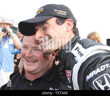 Alex Tagliani Umarmungen sein Team Eigentümer Sam Schmidt, nachdem er die Pole Position für das 100-jährige Jubiläum 500 Meilen von Indianapolis am 21. Mai 2011 auf dem Indianapolis Motor Speedway in Indianapolis, Indiana. UPI/Foto Ed Locke Stockfoto