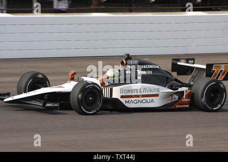 Alex Tagliani Antriebe durch den Norden kurz Rutsche auf seinem Weg zum Gewinnen der Pole Position für das 100-jährige Jubiläum 500 Meilen von Indianapolis am 21. Mai 2011 auf dem Indianapolis Motor Speedway in Indianapolis, Indiana. UPI/Bill Coons Stockfoto