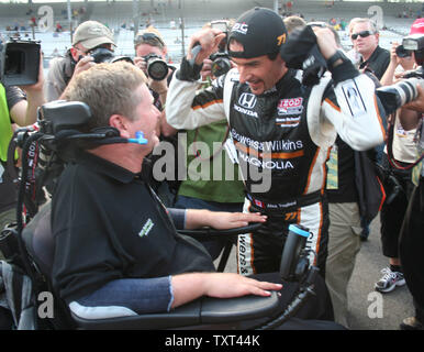 Auto Besitzer Sam Schmidt feiert mit seinen Fahrer Alex Tagliani, nachdem er die Pole Position für das 100-jährige Jubiläum 500 Meilen von Indianapolis am 21. Mai 2011 auf dem Indianapolis Motor Speedway in Indianapolis, Indiana. UPI/Dennis Daddow Stockfoto