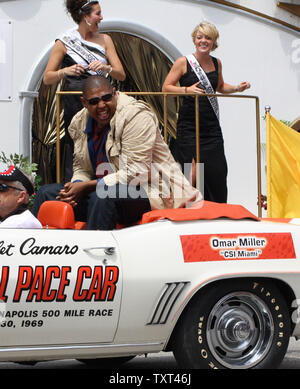 TV-Star Omar Miller von CSI Miami reitet in seinem Camaro Pace Car während der Indianapolis 500 Festival Parade am 28. Mai 2011 in Indianapolis, Indiana. UPI/Amy Frederick Stockfoto