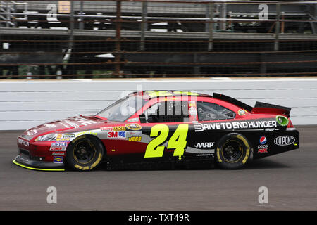 Vier mal Ziegelei 400 Sieger Jeff Gordon Geschwindigkeiten durch den Norden kurz Rutsche während der Praxis auf dem Indianapolis Motor Speedway am 29. Juli in Indianapolis, Indiana, 2011. UPI/Bill Coons Stockfoto