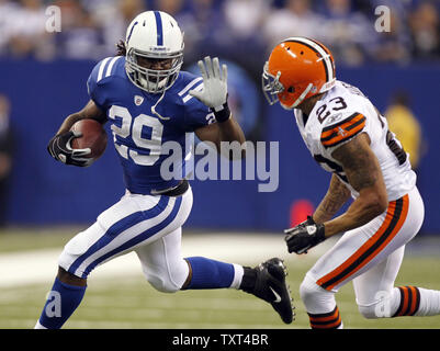 Indianapolis Colts zurück läuft, Joseph Addai (29) bricht hinter Cleveland Browns Defensive zurück Joe Haden (23) im ersten Quartal bei Lucas Oil Field in Indianapolis am 18. September 2011. UPI/Mark Cowan Stockfoto