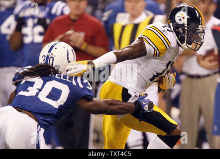 Pittsburgh Steelers wide receiver Mike Wallace (17) bricht sich der Indianapolis Colts Sicherheit David Caldwell (30.) für einen 29-Yard-Gewinn im ersten Quartal bei Lucas Oil Field in Indianapolis am 25. September 2011. UPI/Mark Cowan Stockfoto