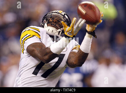 Pittsburgh Steelers wide receiver Mike Wallace (17) macht eine 81 Yard Touchdown ergreifen gegen die Indianapolis Colts im ersten Quartal bei Lucas Oil Field in Indianapolis am 25. September 2011. UPI/Mark Cowan Stockfoto