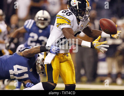 Indianapolis Colts Sicherheit Antoine Bethea (41) bricht oben einen Pass für Pittsburgh Steelers wide receiver Emmanuel Sanders (88) im ersten Quartal bei Lucas Oil Field in Indianapolis soll am 25. September 2011. UPI/Mark Cowan Stockfoto