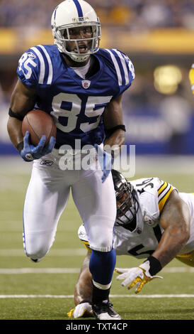 Indianapolis Colts wide receiver Pierre Garcon (85) bricht Vergangenheit Pittsburgh Steelers linebacker LaMarr Woodley (56) für einen 18-Yard-Gewinn im vierten Quartal die Steelers 23-20 am Lucas Oil Field in Indianapolis am 25. September 2011 zu gewinnen. UPI/Mark Cowan Stockfoto