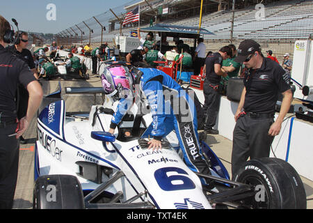 Rookie hoffnungsvoll Katherine Legge steigt in ihr Auto, ihr Anfänger Test auf Schnell abgeschlossen Freitag, 18. Mai 2012 in Indianapolis, Indiana. UPI/Ed Locke Stockfoto