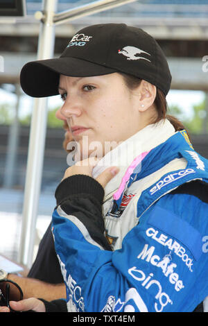 Katherine Legge erhält bereit, auf die Strecke zu gehen, Ihr Anfänger Test während der Praxis für den 96th Indianapolis 500 auf fast abgeschlossen Freitag, 18. Mai 2012 in Indianapolis, Indiana. UPI/Ed Locke Stockfoto