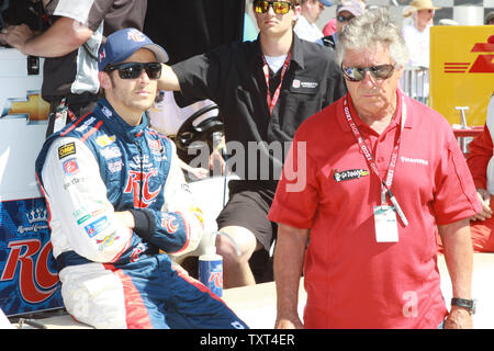 Marco Andretti und Mario Andretti Warten auf den Start der Praxis auf schnellen Freitag, 18. Mai 2012 in Indianapolis, Indiana. UPI/Ed Locke Stockfoto