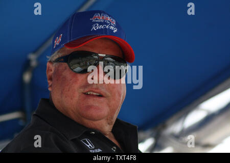 Vier mal Indianapolis 500-Sieger und Teambesitzer AJ Foyt ist alles Lächeln nach seinem Fahrer Mike Conway und Wade Cunningham für die 96 500 Meilen von Indianapolis am 20. Mai qualifizierte, 2012 in Indianapolis, Indiana. UPI/Amy Frederick Stockfoto