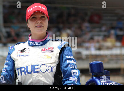 Rookie Katherine Legge stellt sich gerne mit ihrem Auto nach dem Qualifying in 30 Position am 20. Mai 2012 in Indianapolis, Indiana. UPI/Amy Frederick Stockfoto