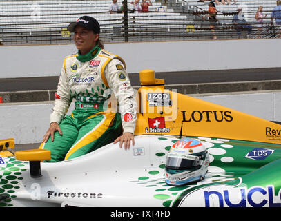 Simona De Silvestro stellt mit ihrem Auto nach dem Qualifying für ihren dritten 500 Meilen von Indianapolis am 20. Mai 2012 in Indianapolis, Indiana. Silvestro startet 32nd. UPI/Amy Frederick Stockfoto