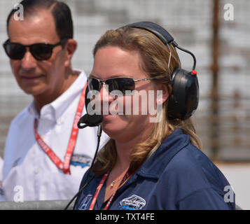 Sarah Fisher ist alles Lächeln, nachdem Ihre beiden fahranfaenger sicher für die 96 500 Meilen von Indianapolis am 20. Mai qualifizieren, 2012 in Indianapolis, Indiana. UPI/Robin Nunn Stockfoto