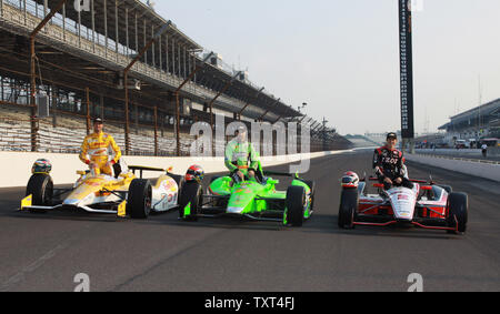 Pol Sieger Ryan Briscoe ist von James Hinchcliffe und Ryan Hunter-Reay verbunden, wie sie für die offizielle vordere Reihe Foto für den 96 500 Meilen von Indianapolis am 20. Mai darstellen, 2012 in Indianapolis, Indiana. UPI/Ed Locke Stockfoto