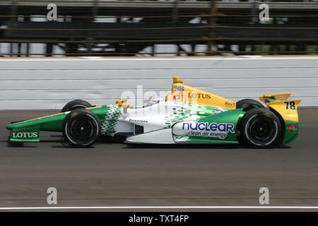 Simona De Silvestro gibt es sie alle während ihrer am 20. Mai 2012 laufen Qualifying in Indianapolis, Indiana. Silvestro qualifizierte für ihre dritte Indianapolis 500 in der 32. Startposition. UPI/Bill Coons Stockfoto