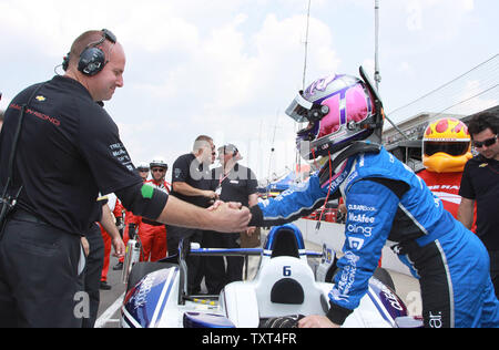 Rookie Katherine Legge gratuliert durch Besatzungsmitglied nach dem Qualifying für die 96 500 Meilen von Indianapolis am 20. Mai 2012 in Indianapolis, Indiana. UPI/Ed Locke Stockfoto