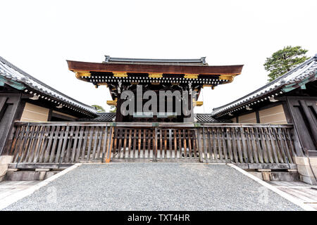 Kyoto, Japan breite Betrachtungswinkel bei Tag Wand von aussen Eingang zur Hofburg mit niemand im Garten Stockfoto