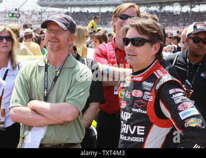 Schauspieler und Produzent Ron Howard Besuche mit 4 Ziegelei 400 Sieger Jeff Gordon am Juli 29, 2012 in Indianapolis, Indiana. Howard war an Hand der Pace Car zu fahren. UPI/Ed Locke Stockfoto