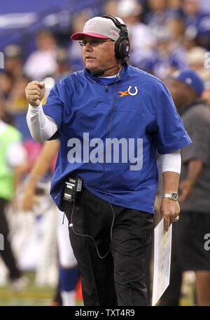 Indianapolis Colts Zwischenzeitskopfreisebus Bruce Arianer sein Team gratuliert während der zweiten Hälfte ihres 30-27 Gewinn über die Green Bay Packers im Lucas Oil Stadium in Indianapolis, IN., 7. Oktober 2012. Arianer ist Ausfüllen für Head Coach Chuck Pagano, die mit Leukämie diagnostiziert wurde. UPI/Mark Cowan Stockfoto