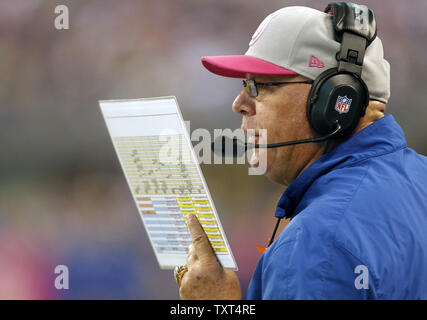 Indianapolis Colts Zwischenzeitskopfreisebus Bruce Arianer fordert, spielt in der zweiten Hälfte Ihrer 30-27 über die Green Bay Packers im Lucas Oil Stadium in Indianapolis, IN., 7. Oktober 2012. Arianer ist Ausfüllen für Head Coach Chuck Pagano, die mit Leukämie diagnostiziert wurde. UPI/Mark Cowan Stockfoto