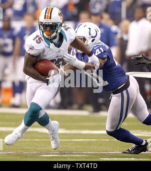 Miami Dolphins wide receiver Davone Bess (15) schaltet Upfield gegen Indianapolis Colts Sicherheit Antoine Bethea (41) Im dritten Quartal im Lucas Oil Stadium in Indianapolis, IN., 4. November 2012. Die Colts besiegt die Delphine 23-20. UPI/Mark Cowan Stockfoto