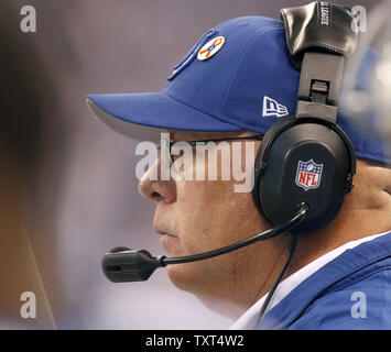 Zwischenbericht Indianapolis Colts Head Coach Bruce Arianer Uhren als die Buffalo Bills das Feld auf Handlung im dritten Quartal ihre 20-13 nehmen Gewinnen bei Lucas Oil Stadium in Indianapolis, IN., 25. November 2012. UPI/Mark Cowan Stockfoto