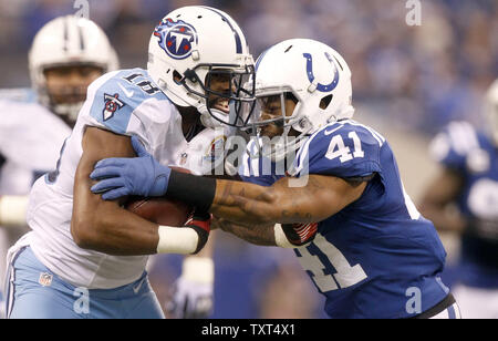 Indianapolis Colts Sicherheit Antoine Bethea (41) versucht, Tennessee Titans wide receiver Kenny Britt (18) nach einem 16-Yard-pass Rezeption im ersten Quartal bei Lucas Oil Stadium in Indianapolis, Indiana, 9. Dezember 2012 beenden. UPI/Mark Cowan Stockfoto