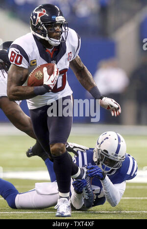 Houston Texans breiter Empfänger Andre Johnson (80) bricht sich aus Indianapolis Colts cornerback Darius Butler (20) Für einen 9-Yard-Gewinn im zweiten Quartal Lucas Oil Stadium in Indianapolis, Indiana, 30. Dezember 2012. UPI/Mark Cowan Stockfoto