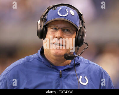 Indianapolis Colts Zwischenzeitskopfreisebus Bruce Arianer reagiert auf ein Andrew Glück Touchdown in die Colts 28-16 über die Houston Texans im Lucas Oil Stadium in Indianapolis, Indiana, 30. Dezember 2012 zu gewinnen. Head Coach Chuck Pagano zurück an der Seitenlinie nach einer Diagnose der Leukämie im September zwangen ihn die Mehrheit der Jahreszeit für die Behandlung zu verpassen. UPI/Mark Cowan Stockfoto