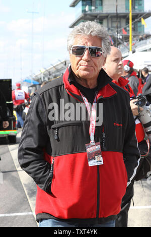 1969 Indianapolis 500-Sieger Mario Andretti Uhren Enkel Marco Andretti Praxis auf dem Indianapolis Motor Speedway am 12. Mai in Indianapolis, Indiana, 2013. UPI/Ed Locke Stockfoto