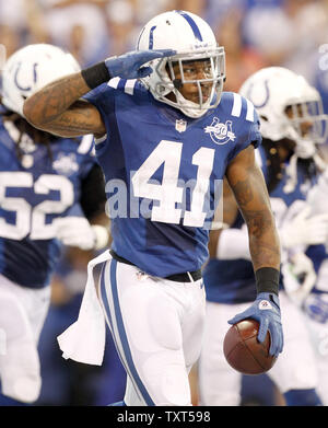 Indianapolis Colts Sicherheit Antoine Bethea (41) begrüßt nach abfangen Pass zu Ende die Oakland Raiders letzte Fahrt im vierten Quartal bei Lucas Oil Field in Indianapolis, Indiana, am 9. September 2013. Die Colts besiegt die Räuber 21-17. UPI/Mark Cowan Stockfoto