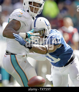 Indianapolis Colts Sicherheit Antoine Bethea (41), bricht ein Pass für die Miami Dolphins tight end Charles Clay (42) Im zweiten Quartal von Lucas Oil Field in Indianapolis, Indiana, am 15. September 2013 vorgesehen. UPI/Mark Cowan Stockfoto