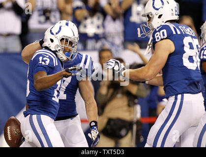 Indianapolis Colts wide receiver TY Hilton (13) gratuliert durch Mannschaftskameraden Griff Whalen (17) und Coby Fleener (80) Nachdem Sie gegen die Kansas City Chiefs im ersten Quartal ihre AFC Wild-Card Endspiel Spiel von Lucas Oil Field in Indianapolis am 4. Januar 2014. UPI/Mark Cowan Stockfoto