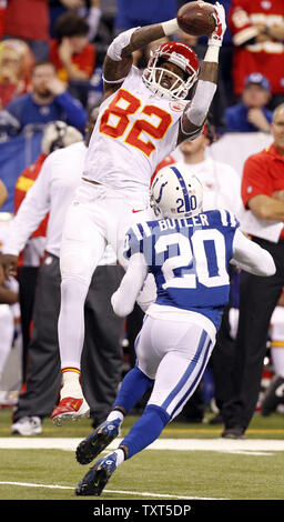 Kansas City Chiefs wide receiver Dwayne Bowe (82) greift sich einen 13 Yard Pass vor Indianapolis Colts cornerback Darius Butler (20) Im vierten Quartal ihren AFC Wild-Card Endspiel Spiel von Lucas Oil Field in Indianapolis am 4. Januar 2014. Die Colts kam aus einer 28-Punkt Defizit die Leiter 45-44 zu besiegen. UPI/Mark Cowan Stockfoto