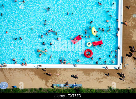 Hannover, Deutschland. 25. Juni 2019. Schwimmer splash im Sommer die Temperaturen in der ricklinger Bad Außenpool (Luftbild aus Ultralight aircraft). Credit: Hauke-Christian Dittrich/dpa/Alamy leben Nachrichten Stockfoto